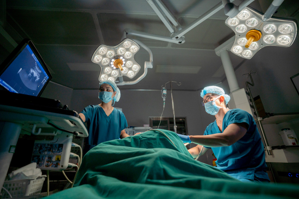 ThS.BS Phạm Hòa Hưng trong một ca phẫu thuật tại Vinmec Hạ Long.