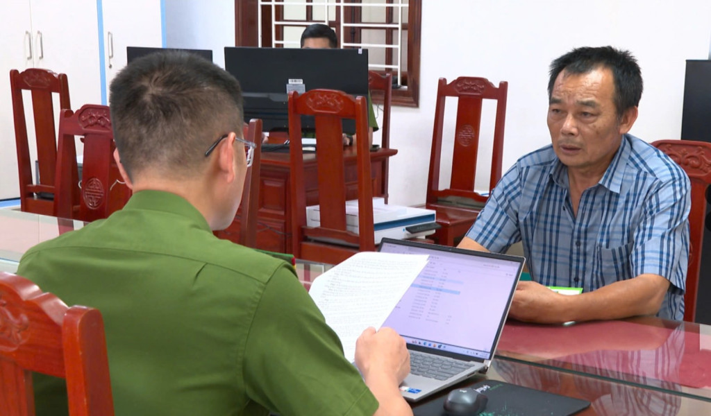Cảnh sát lấy lời khai nghi can Điển (Ảnh: CACC)