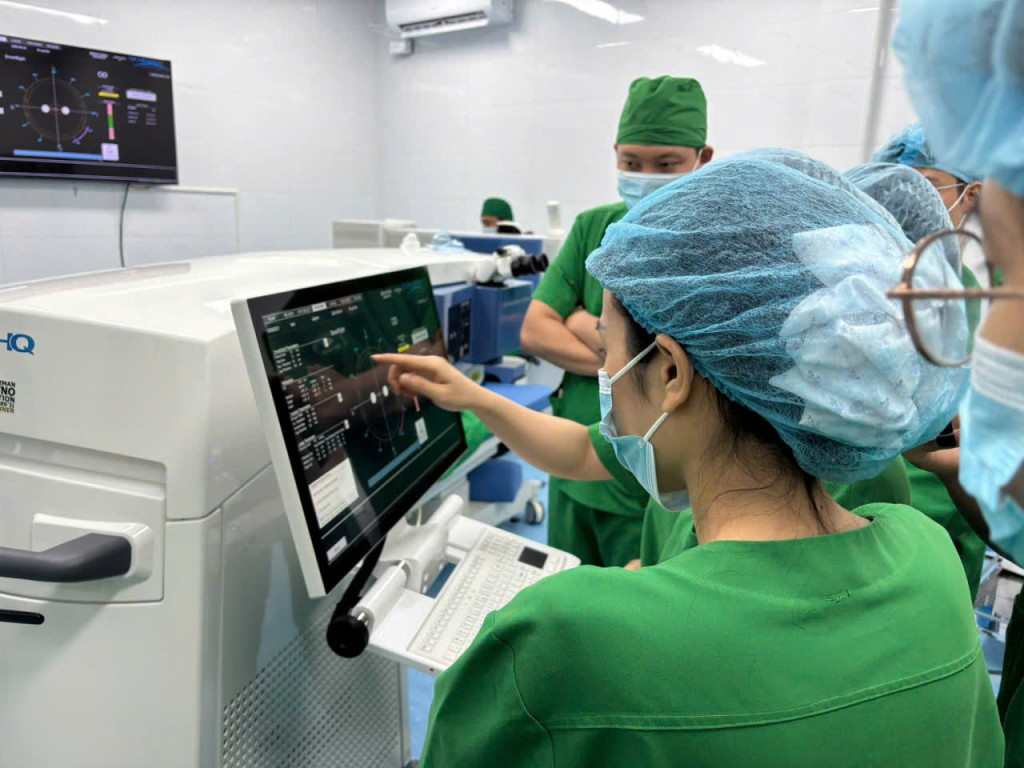 Hệ thống máy móc hiện đại phẫu thuật khúc xạ( Ảnh: BV)