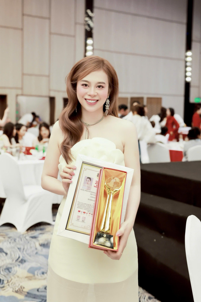 Khoảnh khắc Phương Liên được xướng tên Quán quân hạng mục Trang điểm trình diễn tại FABIA Season 9 - Asia Beauty & Wellness Summit 2026 (Ảnh: BTC)