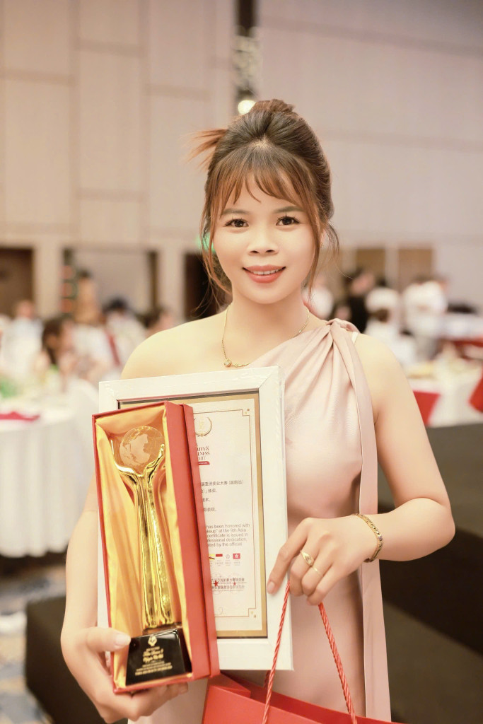 Niềm vui sau lễ vinh danh: chiếc cúp và chứng nhận là sự ghi nhận cho hành trình bền bỉ với nghề (Ảnh: BTC)