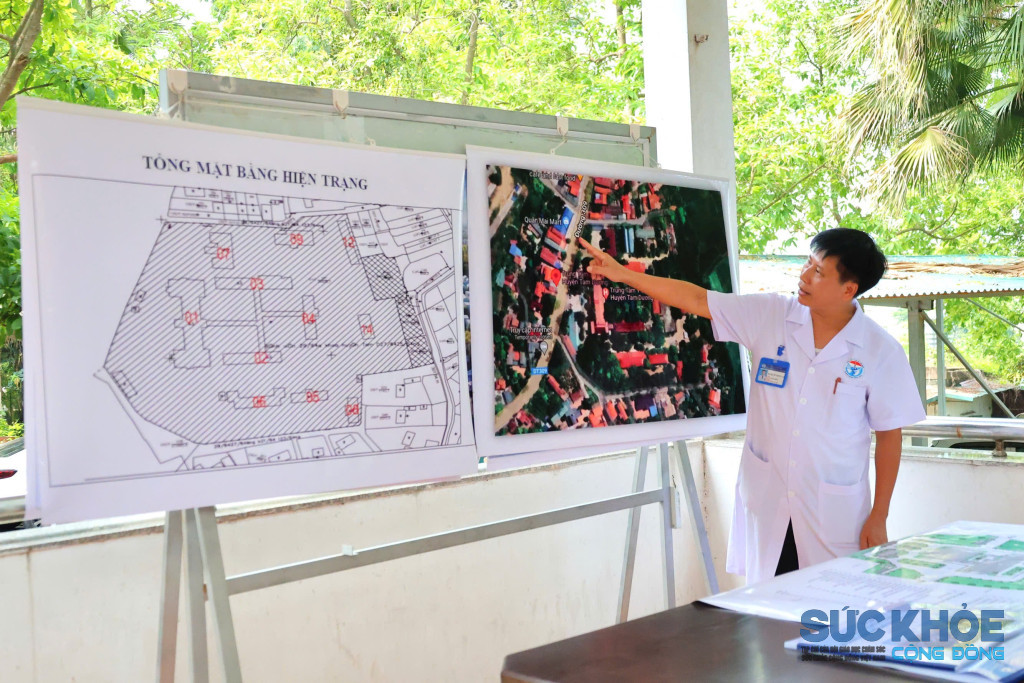 Lãnh đạo TTYT khu vực Tam Dương đang trình bày mặt bằng hiện tại và nơi triển khai dự án( ảnh: TL)