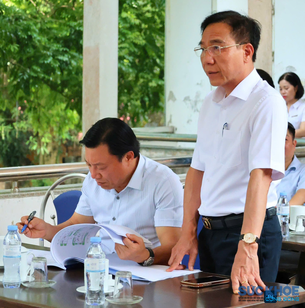 Ông Lê Hồng Trung, Giám đốc Sở Y tế trao đổi, thống nhất nhiều giải pháp nhằm tháo gỡ khó khăn về thủ tục đầu tư, giải phóng mặt bằng, nguồn lực thực hiện dự án và kế hoạch trang bị cơ sở vật chất trong thời gian tới(ảnh: TL)