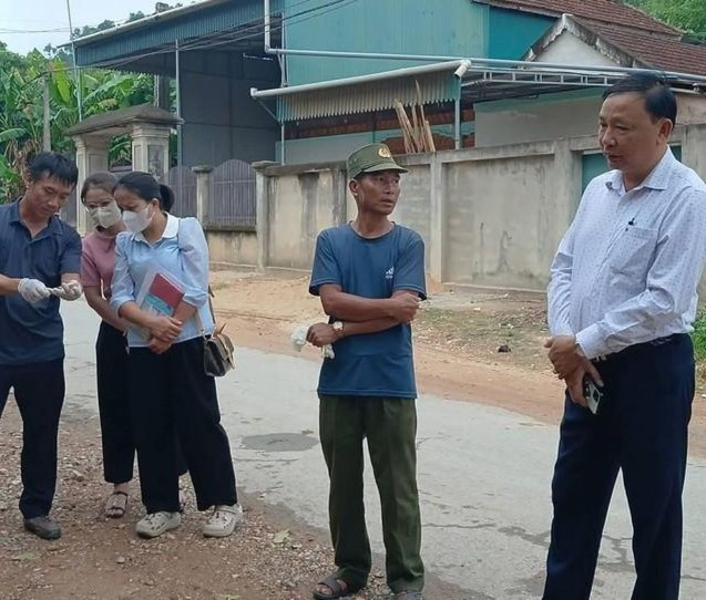 Đoàn công tác Trung tâm Y tế Con Cuông kiểm tra, giám sát công tác phòng, chống bệnh dại tại bản Kẻ Trằng, xã Mậu Thạch