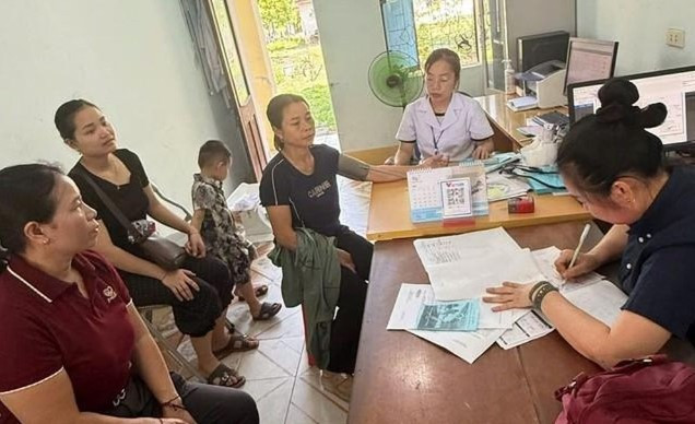 án bộ Trung tâm Y tế Con Cuông tư vấn, rà soát các trường hợp phơi nhiễm và thực hiện tiêm vaccine phòng dại cho người dân