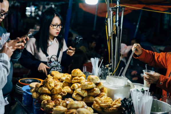 Quản lý bảo đảm an toàn thực phẩm trong toàn bộ chuỗi cung ứng từ sản xuất ban đầu đến sơ chế, chế biến, kinh doanh và lưu thông trên thị trường (Ảnh: TL)