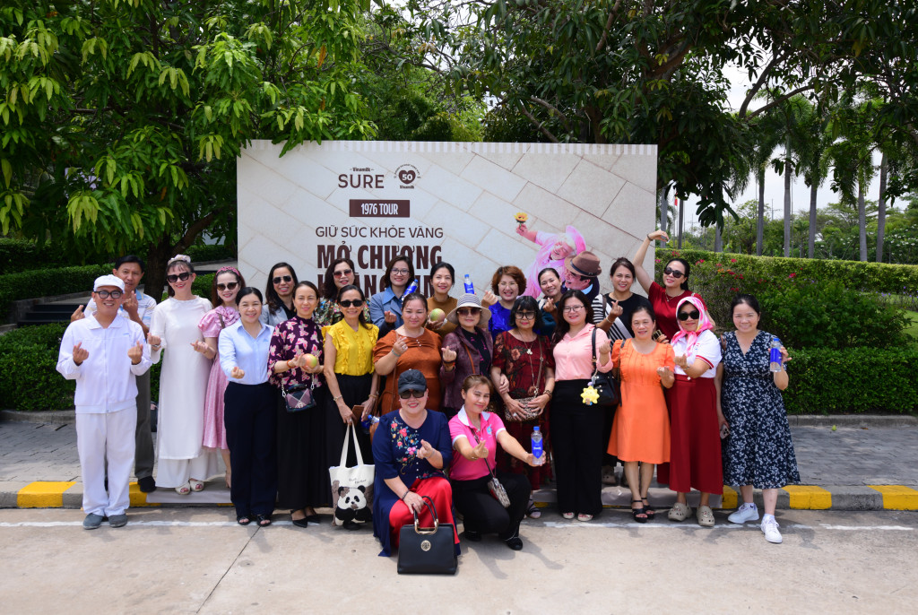 Đoàn Gen 1976 đến tham quan Nhà máy Sữa Việt Nam. Ảnh: Vi Nam