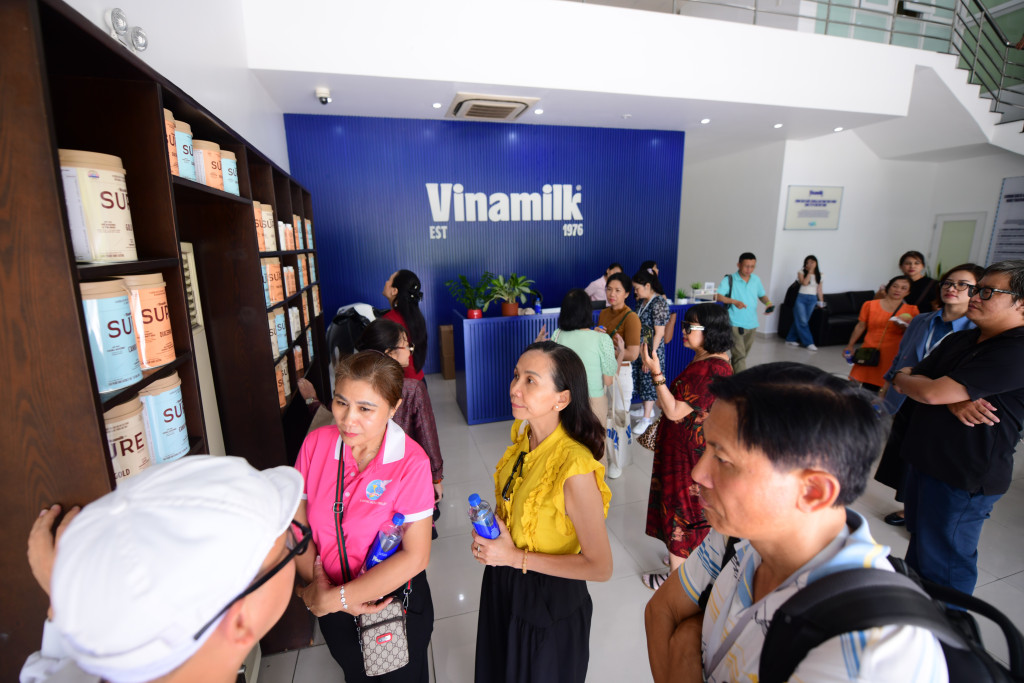 Mọi người bước vào chuyến tham quan với ấn tượng nhà máy rộng lớn và hiện đại