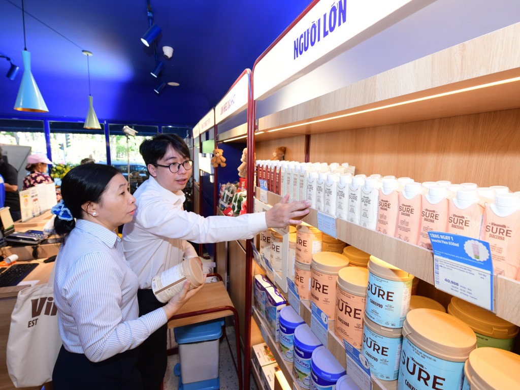 Với 3 dòng sản phẩm Sure Prevent Gold – giúp bồi bổ sức khỏe, Sure Diacerna – dinh dưỡng phù hợp cho người tiểu đường và Sure CanxiPro – hỗ trợ cơ xương khớp, Vinamilk Sure đồng hành chăm sóc dinh dưỡng cho người từ 50 tuổi, giúp duy trì sức khỏe vững vàng và phong độ để tận hưởng cuộc sống năng động mỗi ngày. Ảnh: Vi Nam