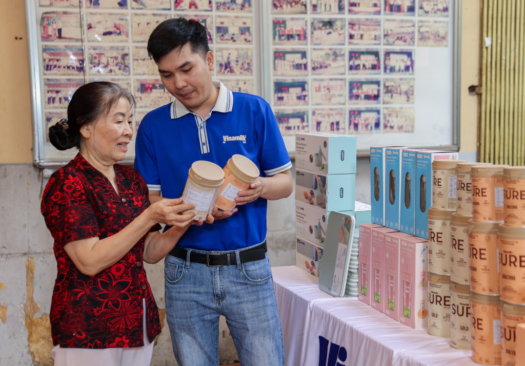 Hỗ trợ sản phẩm và tư vấn dinh dưỡng trong chương trình Ngày hội “chăm sóc sức khỏe người cao tuổi” tại phường Xuân Hòa, TP.HCM.
Ảnh: Vi Nam
