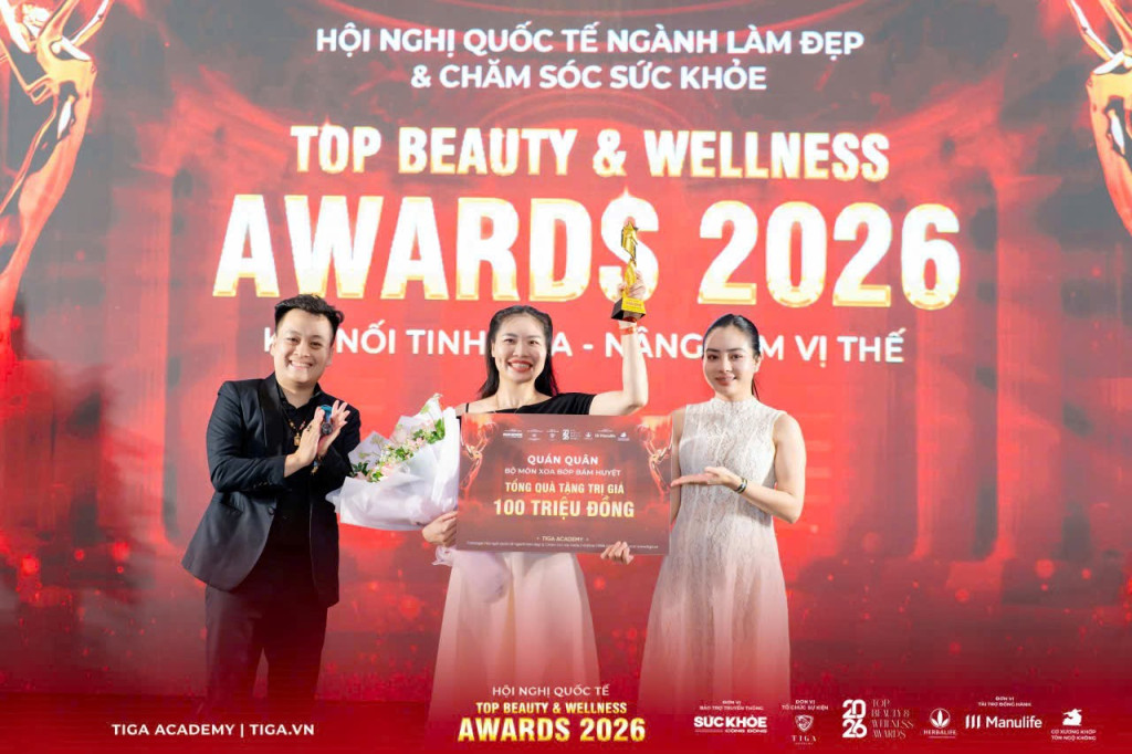 Chị Ngô Thị Thu Hà nhận cúp Quán quân môn Xoa bóp – Bấm huyệt