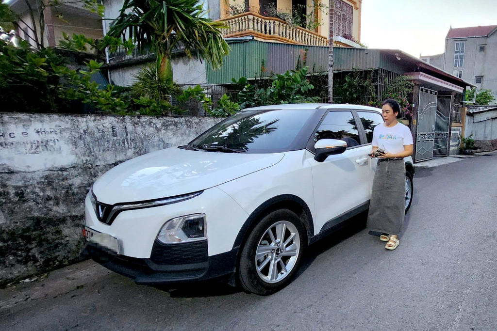 Linh hoạt, dễ xoay trở nhưng vẫn đủ mạnh mẽ, VF 5 khiến việc di chuyển của chị Dung trở nên nhẹ nhàng và thư thái hơn trước.