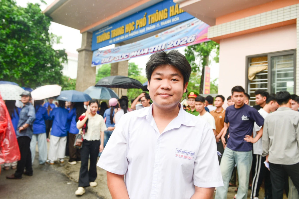 Em Nguyễn Hoàng Minh,học sinh Trường THPT Hàm Rồng, phường Hạc Thành cho biết: “Phần đọc hiểu không quá khó nhưng các câu hỏi yêu cầu phải hiểu kỹ văn bản mới có thể trả lời chính xác. Đặc biệt, câu nghị luận xã hội khá thú vị, giúp em liên hệ thực tế và trình bày quan điểm của mình”. 