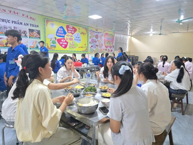 Các em học sinh tập trung ăn uống sau môn thi đầu tiên.