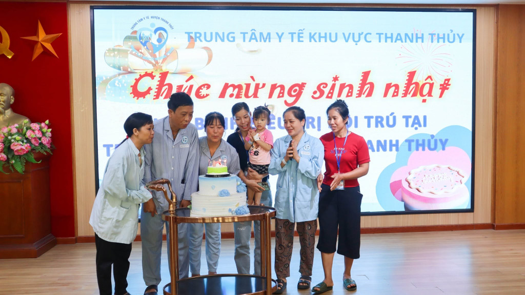 Chúc mừng sinh nhất cho bệnh nhân điều trị nội trú (ảnh:TL)