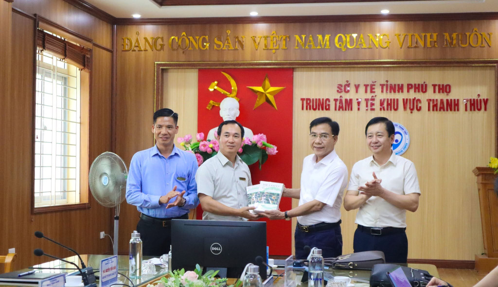 TS. Lê Hồng Trung, Giám đốc Sở Y tế thăm và làm việc tại TTYT khu vực Thanh  Thủy (ảnh: TL)