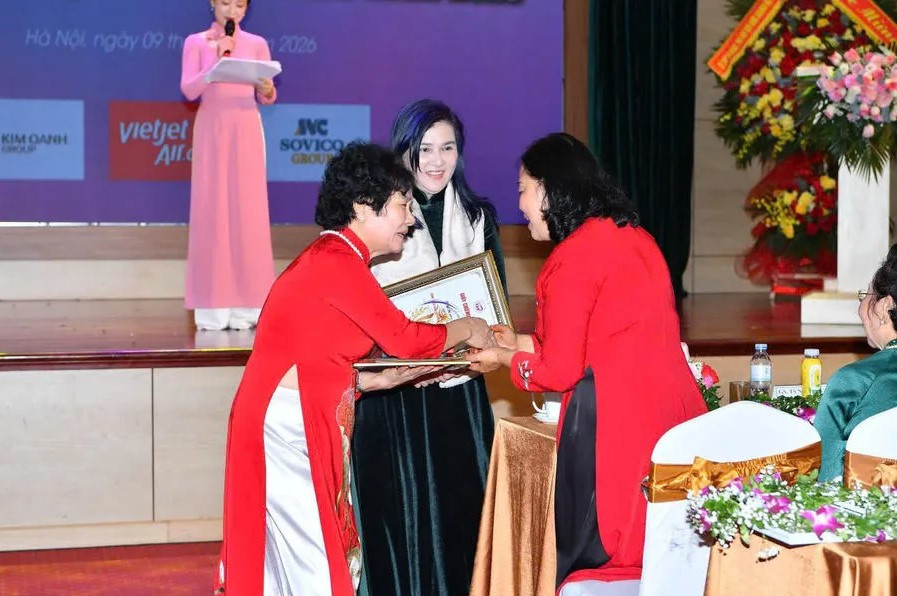 Nguyễn Thị Thành - Chủ tịch Tập đoàn Thành Vinh, Chủ nhiệm Câu lạc bộ Dân ca Ví, Giặm Nghệ Tĩnh vừa vinh dự được tôn vinh là “Nữ trí thức tiêu biểu có nhiều đóng góp cho đất nước” (Ảnh: PV)
