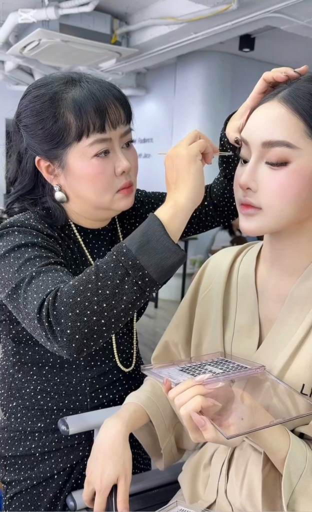 Từng thao tác trên gương mặt khách hàng được chị thực hiện bằng sự tập trung, mềm mại và tôn trọng vẻ đẹp riêng của mỗi người (Ảnh: BTC)