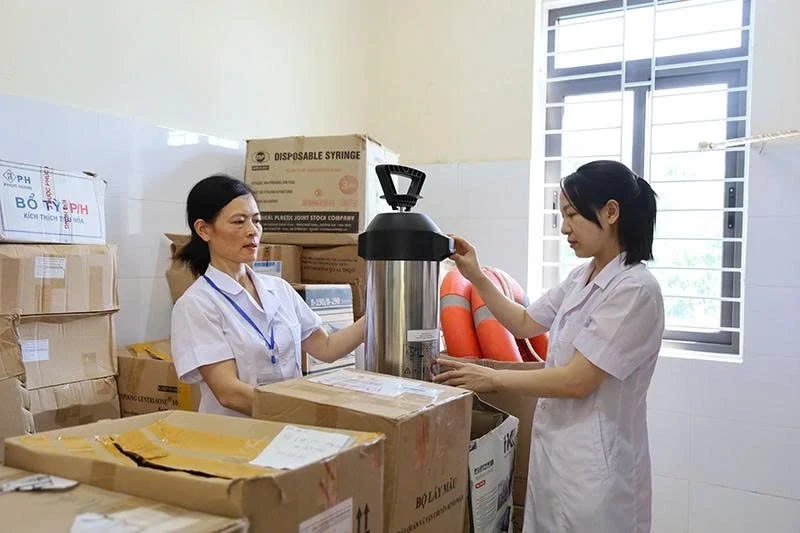 Nhân viên y tế tại Trung tâm Y tế Hoằng Hóa kiểm tra vật tư phòng chống dịch (Ảnh: Thùy Linh)