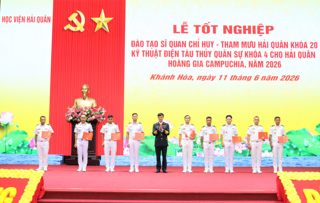 Lãnh đạo Học viện trao bằng tốt nghiệp cho các học viên lớp Kỹ thuật điện tàu thuỷ quân sự (Ảnh: PV)