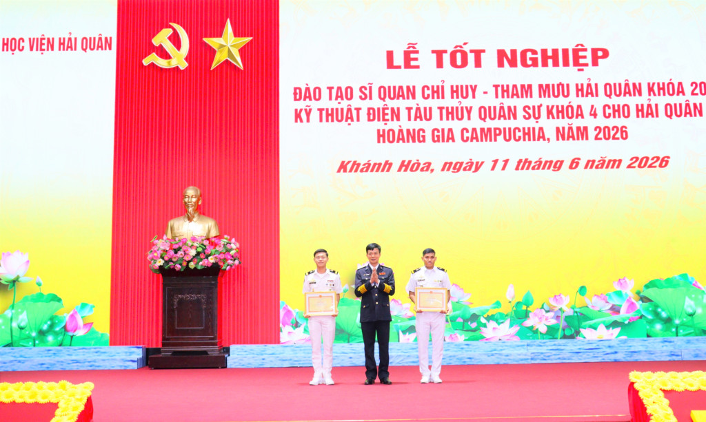 Lãnh đạo Học viện tặng giấy khen cho học viên giỏi khoá học (Ảnh: PV)