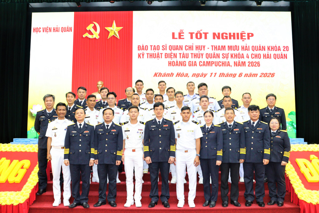 Lãnh đạo Học viện chụp ảnh lưu niệm với các học viên (Ảnh: PV)