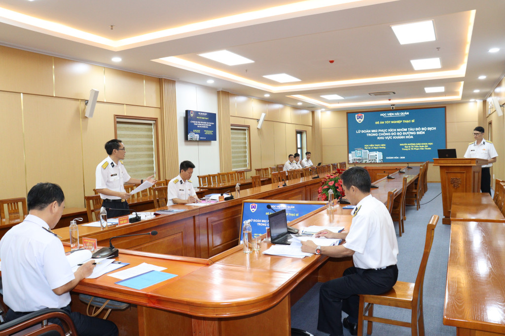 Các nhà khoa học đưa ra ý kiến nhận xét, phản biện cụ thể đánh giá khả năng, năng lực nghiên cứu của học viên (Ảnh: PV)