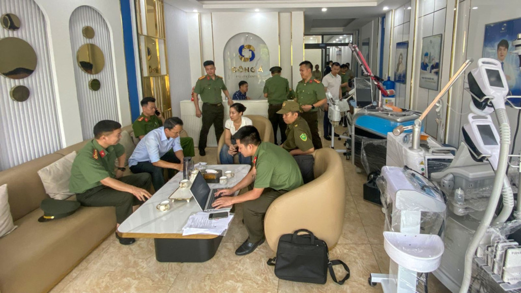 Lực lượng chức năng khám xét tại cơ sở Đông Á Beauty Center (phường Vĩnh Phúc, tỉnh Phú Thọ)

