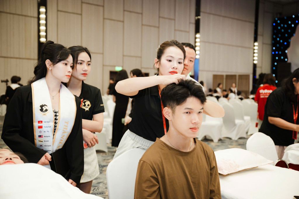 Sự chỉn chu trong từng thao tác nghề nghiệp - khi kỹ thuật được đặt cạnh sự tập trung và lòng yêu nghề (Ảnh: BTC)