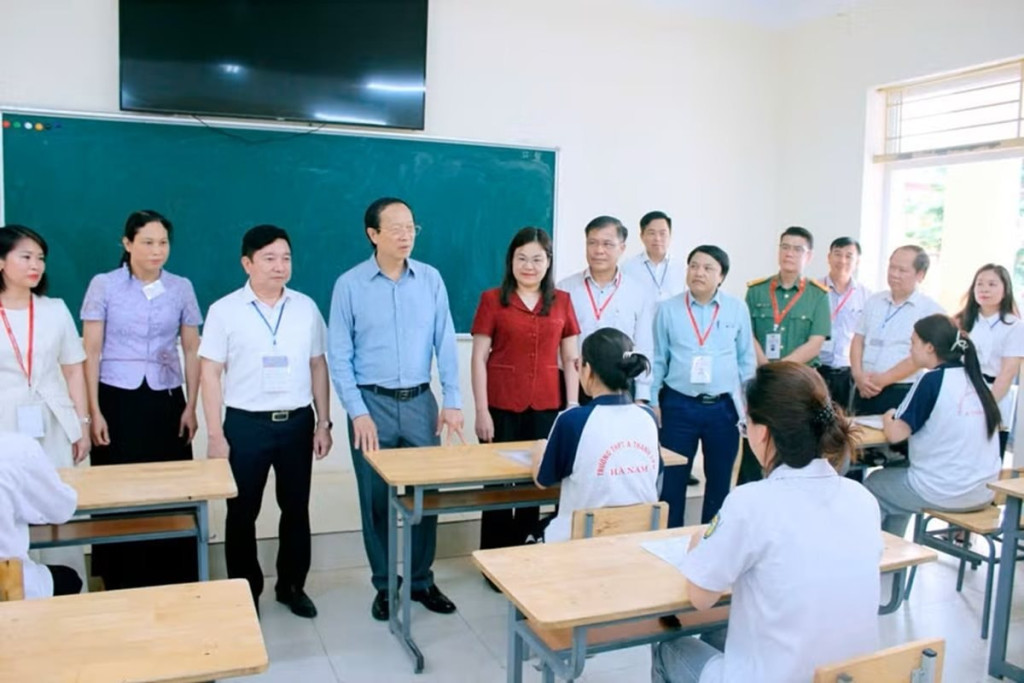 Thứ trưởng Thường trực Bộ GD&ĐT Phạm Ngọc Thưởng cùng Đoàn công tác gặp gỡ, động viên thí sinh tại điểm thi Trường THPT A Thanh Liêm, tỉnh Ninh Bình 