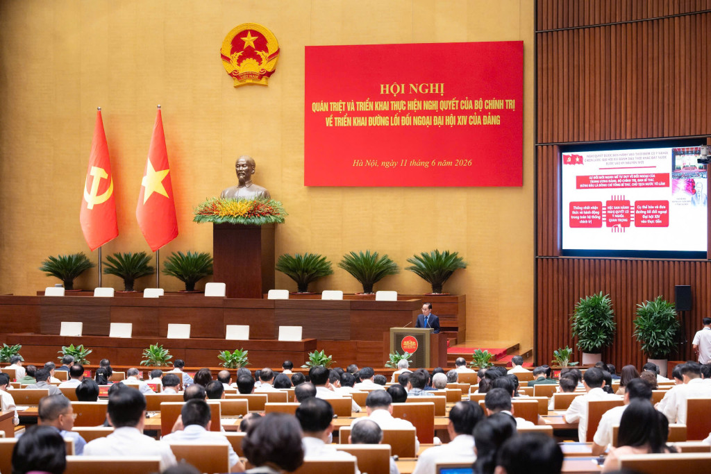 Đồng chí Lê Hoài Trung, Ủy viên Bộ Chính trị, Bộ trưởng Bộ Ngoại giao trình bày nội dung cơ bản của Nghị quyết số 06-NQ/TW (Ảnh: Vũ Hiếu)