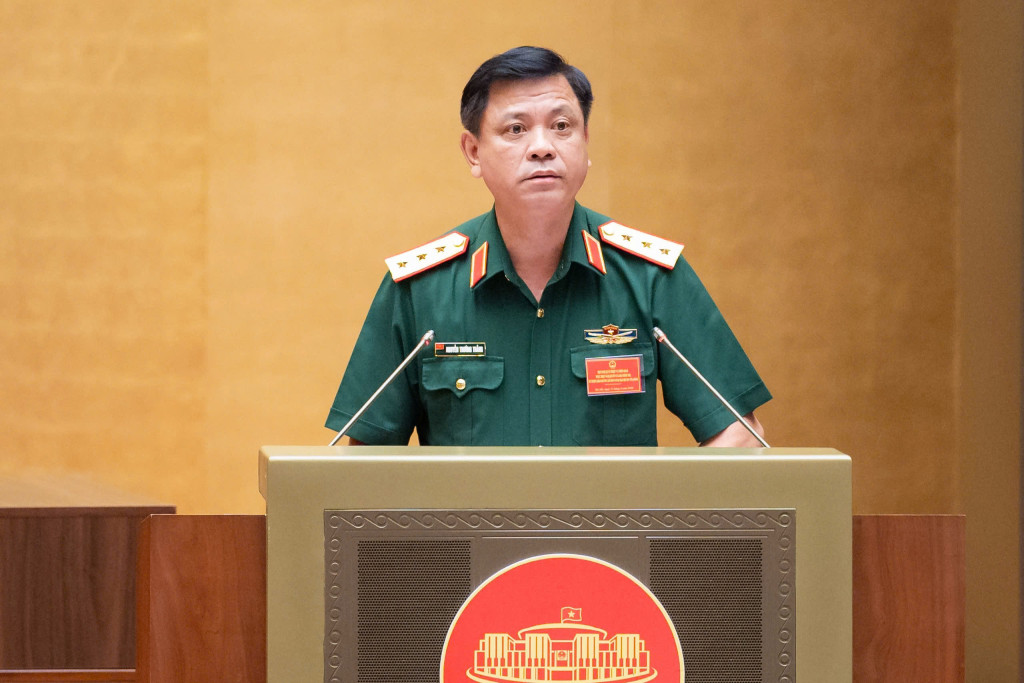Thượng tướng Nguyễn Trường Thắng, Ủy viên Trung ương Đảng, Thứ trưởng Bộ Quốc phòng trình bày tham luận tại Hội nghị (Ảnh: Vũ Hiếu)