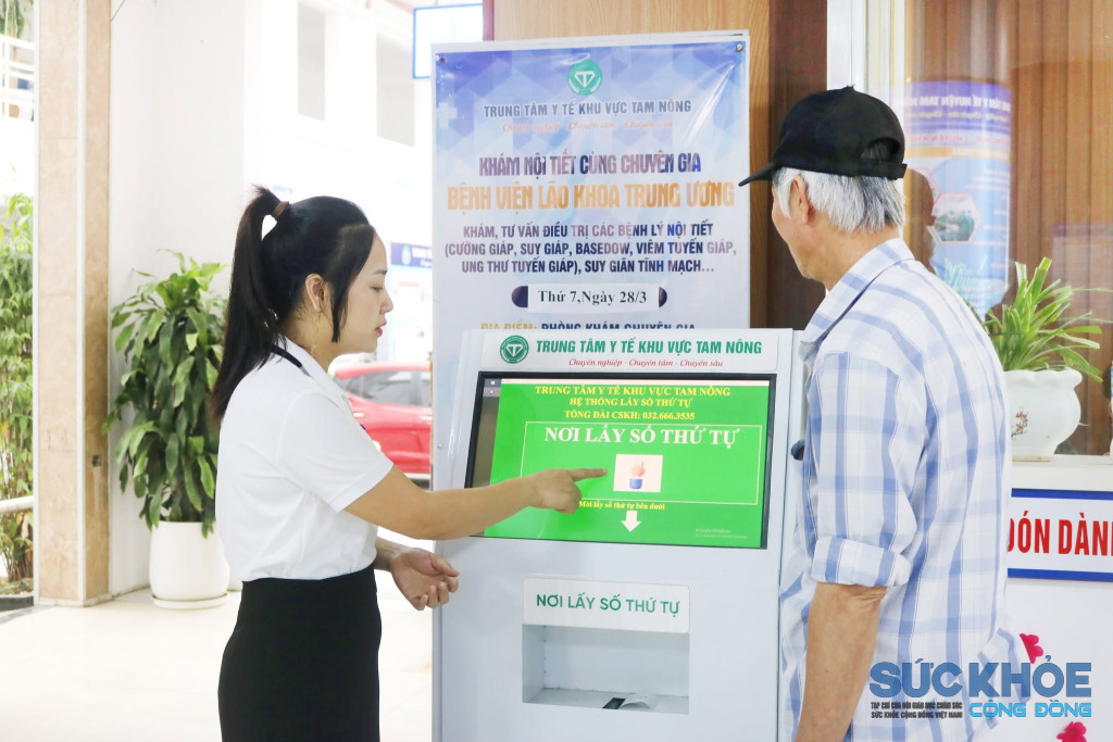 Hướng dẫn người dân dùng hệ thống đăng ký khám bệnh điện tử (ảnh: TL)