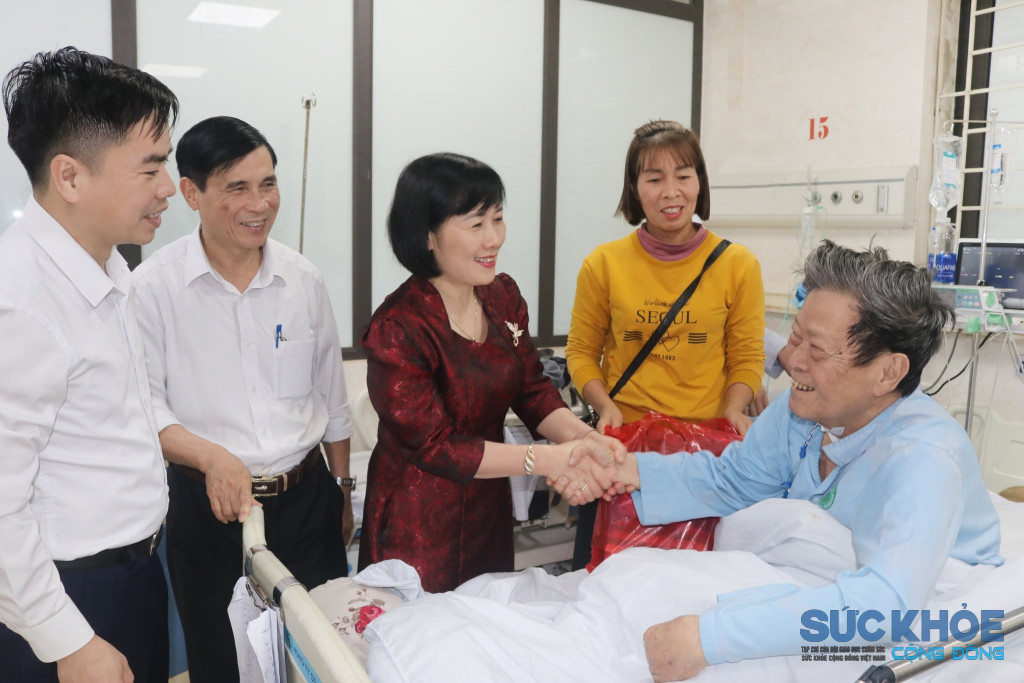 Bs. Ngô Oanh Oanh, Giám đốc TTYT khu vực Tâm Nông thăm hỏi động viên bệnh nhân (ảnh: TL)