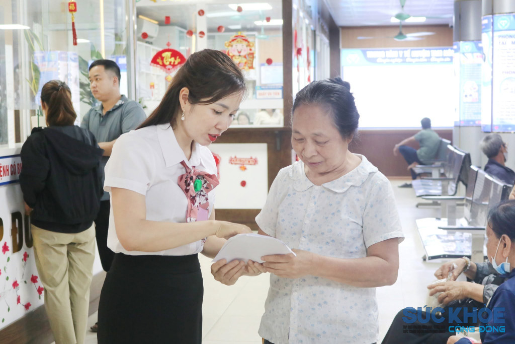 Hướng dẫn phục vụ người dân chu đáo nhiệt tình (ảnh: TL)