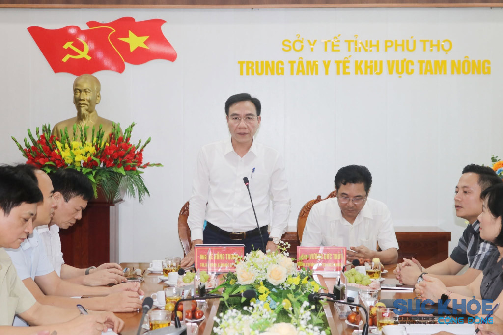 TS. Lê Hồng Trung, Giám đốc Sở Y tế làm việc với TTYT Khu vực Tam Nông (ảnh: TL)