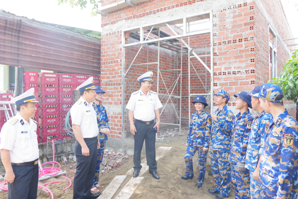 Chuẩn Đô đốc Ngô Thành Công, kiểm tra và động viên cán bộ, học viên xây nhà tại Thôn Trà Co 2 (Ảnh: PV)