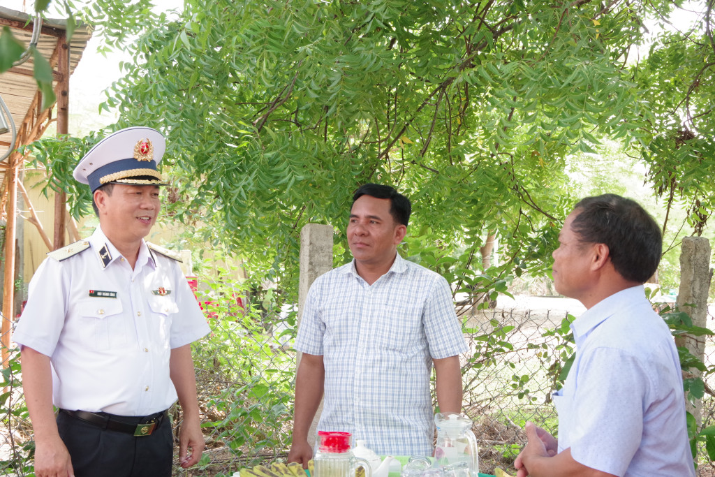 Chuẩn Đô đốc Ngô Thành Công, trao đổi với các đồng chí cán bộ địa phương tại điểm xây nhà thôn Suối Đá (Ảnh: PV)