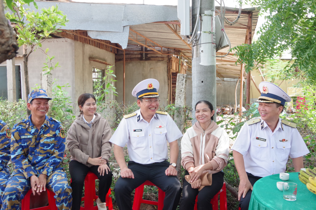 Niềm vui của gia đình chị Đá Mài Nghin được hỗ trợ xây nhà khi được đoàn Học viện hỏi thăm và chia sẻ (Ảnh: PV)
