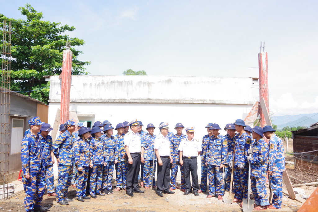 Đoàn Học viện động viên cán bộ, học viên đang xây nhà tại thôn Suối Đá (Ảnh: PV)