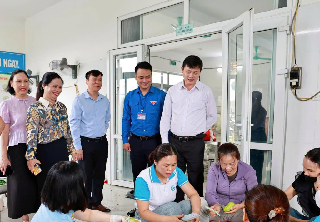Những suất cơm nghĩa tình góp phần giúp thí sinh và phụ huynh giảm bớt khó khăn trong thời gian dự thi.
