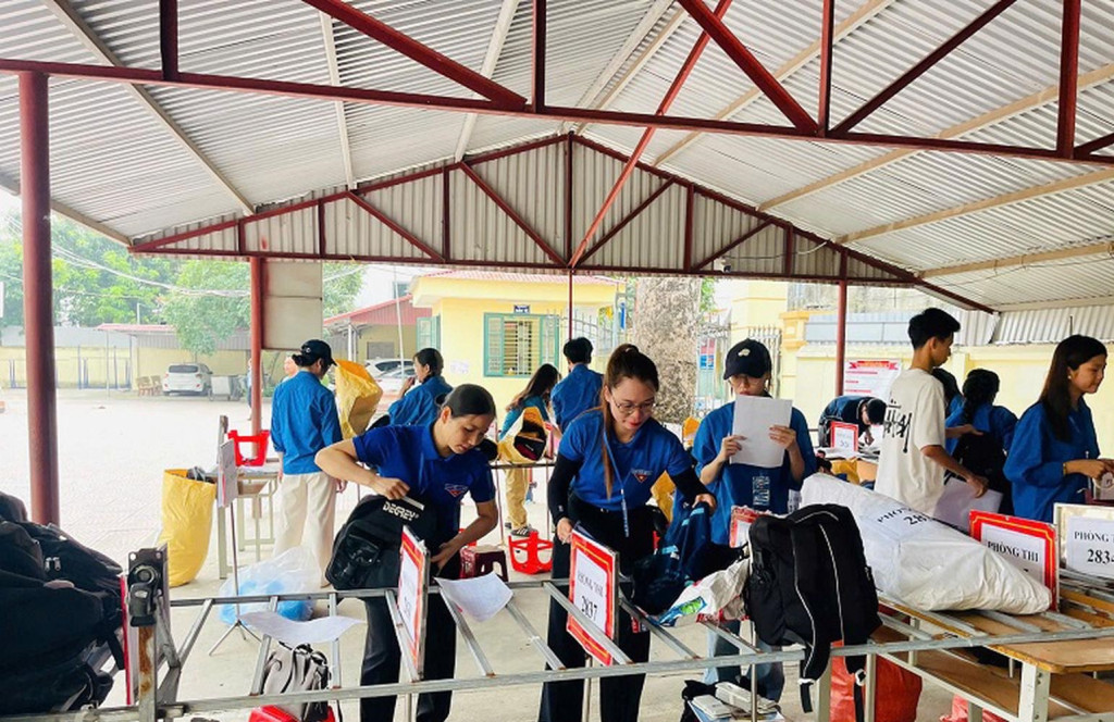 Những màu áo xanh tình nguyện trở thành điểm tựa quen thuộc của nhiều thí sinh và phụ huynh trong ngày thi đầu tiên.