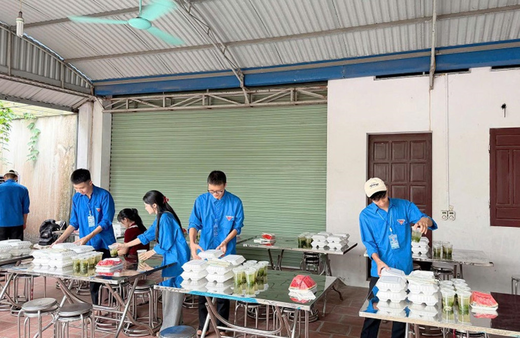 Những phần cơm được đóng gói cẩn thận trước khi trao tận tay người nhận.