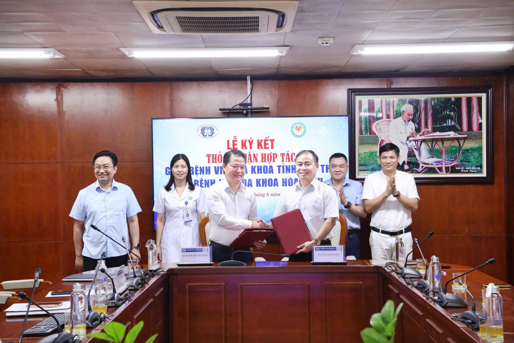 BSCKII Lê Đình Thanh Sơn – Giám đốc Bệnh viện Đa khoa tỉnh Phú Thọ và TS Nguyễn Hoàng Diệu – Giám đốc Bệnh viện Đa khoa Hòa Bình ký kết thỏa thuận hợp tác giữa hai đơn vị (ảnh: ĐT)