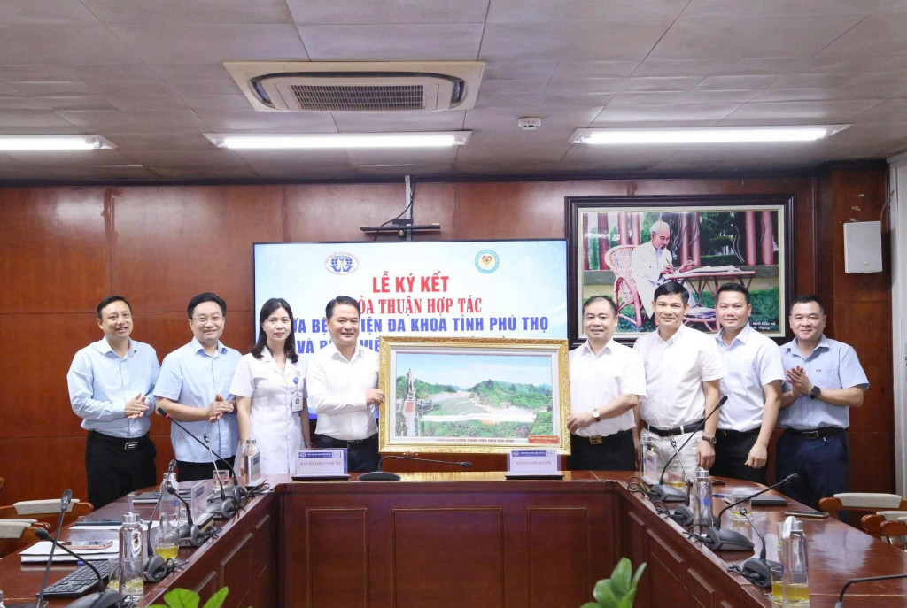 Lãnh đạo hai đơn vị cùng chụp ảnh lưu niệm (ảnh: ĐT)