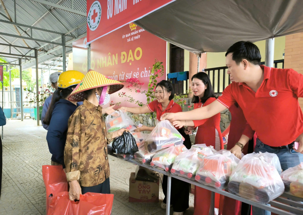 Nhiều hoạt động ủng hộ, hỗ trợ người có hoàn cảnh khó khăn, yếu thế được các cấp hộ Chữ thập đỏ thực hiện trong Tháng Nhân đạo năm 2026 (Ảnh: VGP/Toàn Thắng)