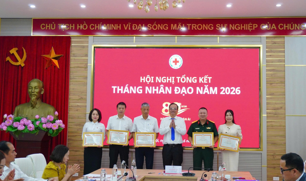 Lãnh đạo Trung ương Hội Chữ thập đỏ Việt Nam trao tặng Bằng khen cho đại diện các Ngân hàng có đóng góp tích cực trong 