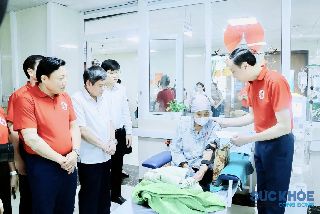 Lãnh đạo tỉnh thăm  bệnh nhân đang điều trị tại Trung tâm Y tế khu vực Lâm Thao (ảnh: TL)