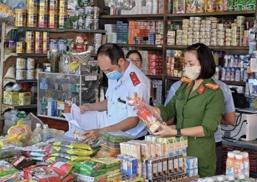 Đoàn thanh tra, kiểm tra liên ngành số 01 kiểm tra tại cơ sở kinh doanh thực phẩm (Ảnh minh hoạ)