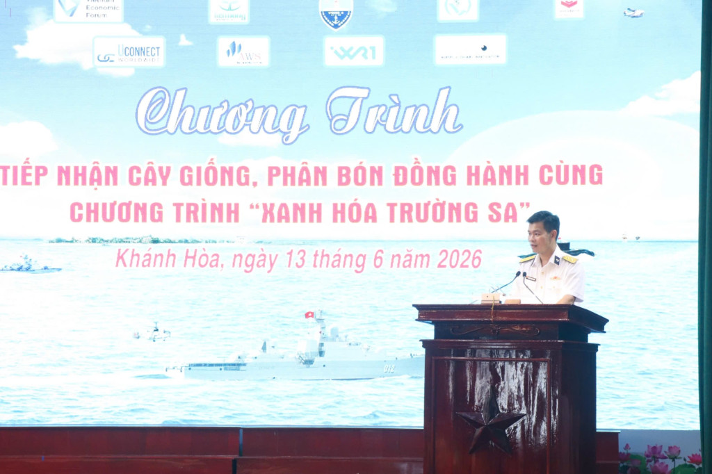 Đại tá Đỗ Minh – Phó Tư lệnh Vùng 4 Hải quân phát biểu tại buổi lễ (Ảnh: TN)